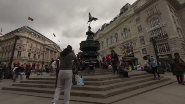 Människor går genom Eros staty i London — Stockvideo