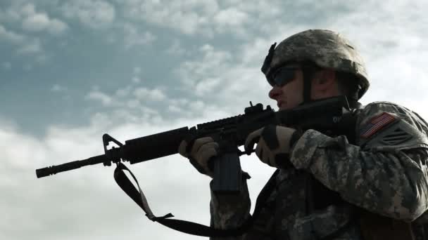 Żołnierz praktykujący strzelając karabin szturmowy — Wideo stockowe