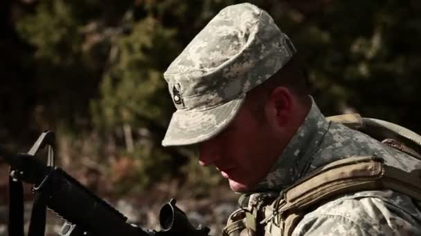 Un soldato che carica un fucile d'assalto automatico — Video Stock