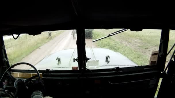 Transporte de tropas en entrenamiento de convoyes, parada — Vídeo de stock