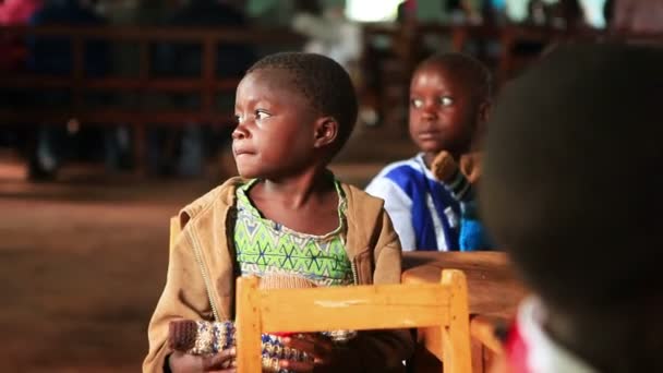 Bambini africani carini si siedono, tengono animali di peluche in un edificio scolastico in Kenya, Africa — Video Stock