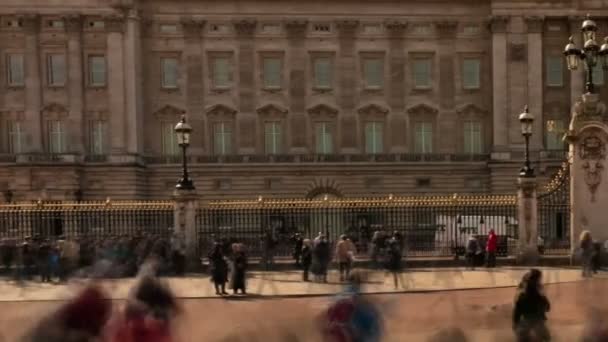Palacio de Buckingham con turistas — Vídeo de stock