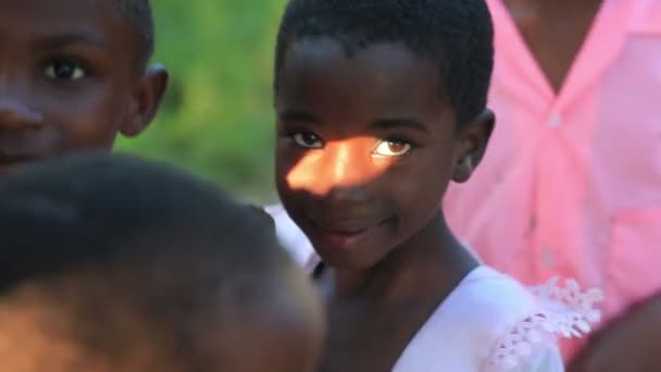 Kinder spielen in Kenia. — Stockvideo