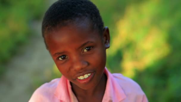 Joven chica keniata sonriendo a la cámara — Vídeo de stock