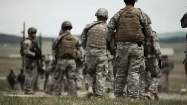 Soldaten gehen über Truppenübungsplatz — Stockvideo