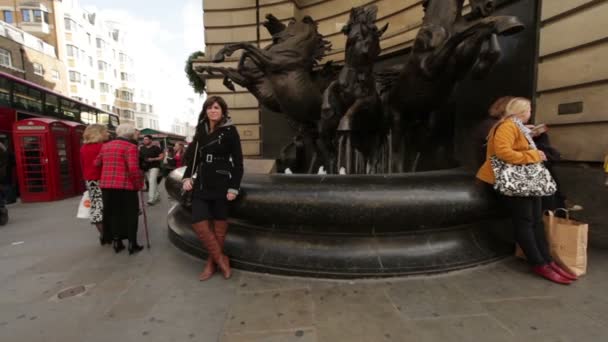 Paard fontein in Londen — Stockvideo