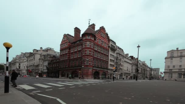 Knipperen van straatverlichting op kruispunt in de buurt van Prins Charles Castle in Londen — Stockvideo