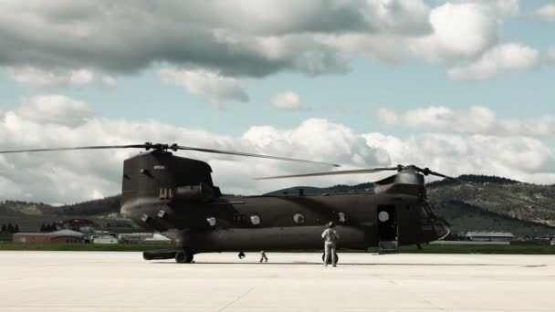 飛行場でCh-47チヌークヘリコプター — ストック動画