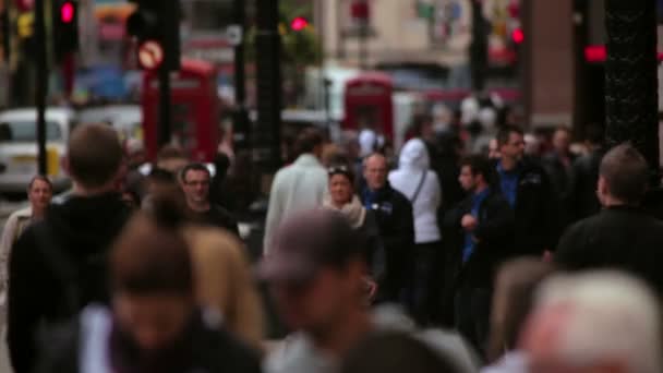 Mensen lopen op een drukke straat in Londen — Stockvideo