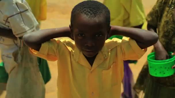 Lächelnde kenianische Jungen — Stockvideo
