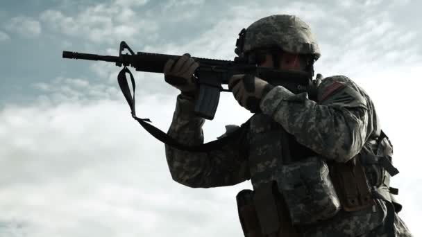 Soldier practicing firing against sky background — Stock Video