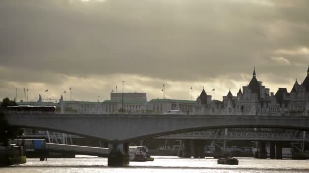 Vista à distância da ponte Waterloo do Rio Tamisa em Londres, Inglaterra . — Vídeo de Stock