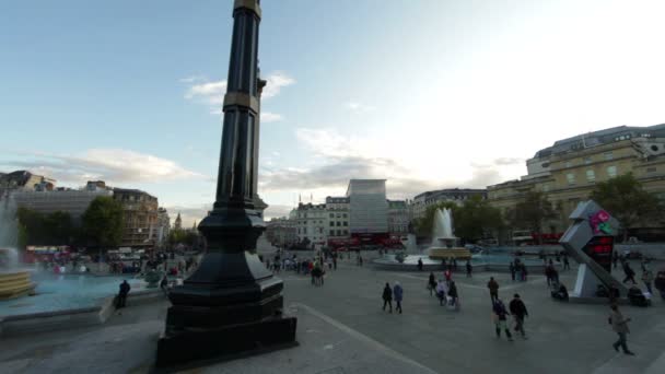 Трафальгарская площадь снята из-за колонны Национальной галереи — стоковое видео
