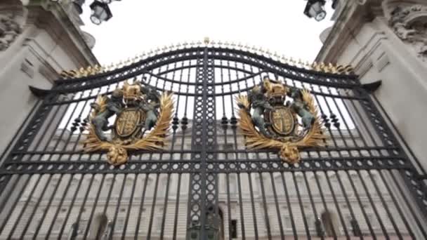 Cancelli anteriori a Buckingham Palace — Video Stock