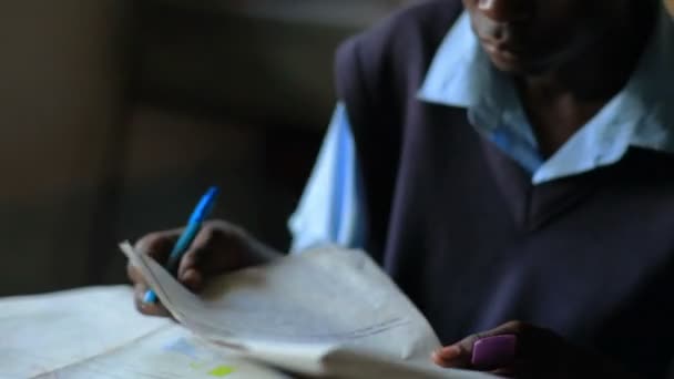 Estudiantes africanos haciendo una prueba — Vídeos de Stock