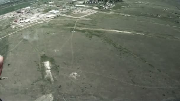 Parachutist in de hemel, voorbereiding voor de landing — Stockvideo