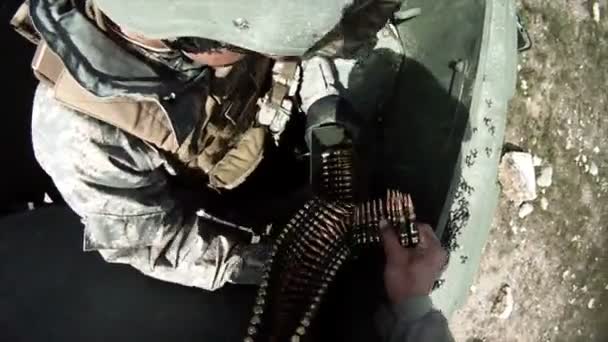 Soldat ridning en humvee i en konvoj – Stock-video