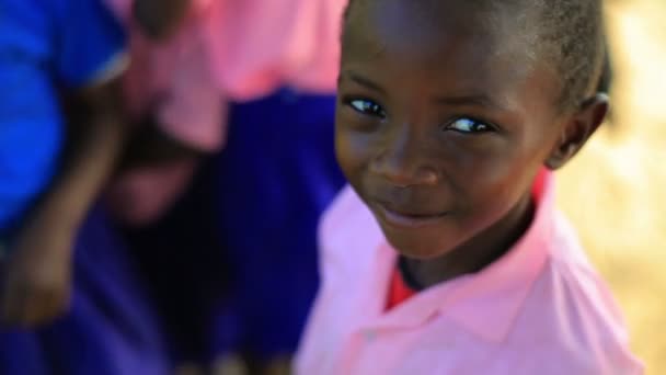 笑顔し、笑い始めてケニアの女の子 — ストック動画