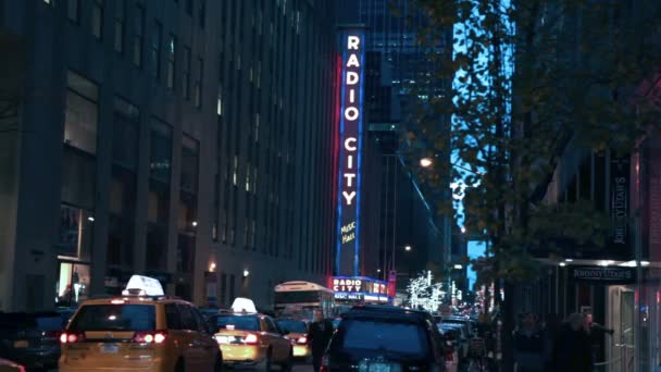 Radio City gebouw met verkeer — Stockvideo