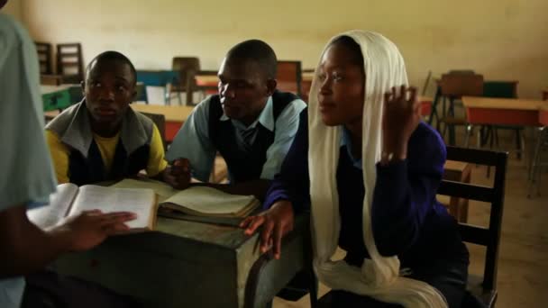 Estudantes sobre a lição estudando em sala de aula no Quênia, África . — Vídeo de Stock