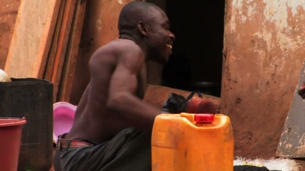 Αφρικανική άτομο γέλιο από ένα σπίτι. — Αρχείο Βίντεο