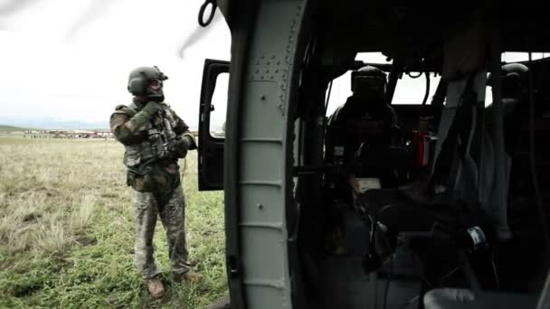 Földelt helikopter pilóta — Stock videók