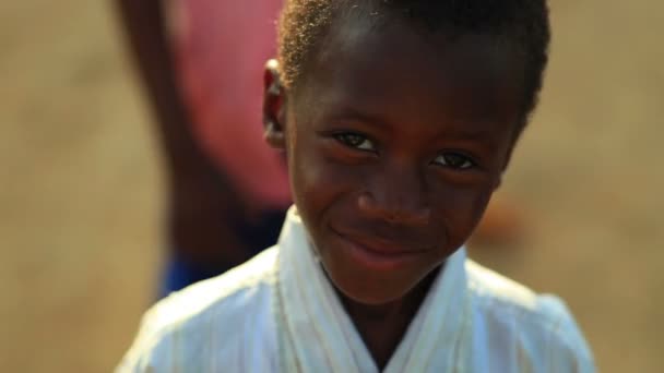 Pequeño niño keniano sonriente — Vídeo de stock