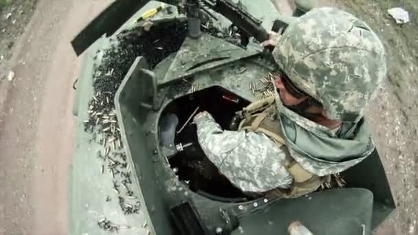 Gunner past positie in Humvee — Stockvideo