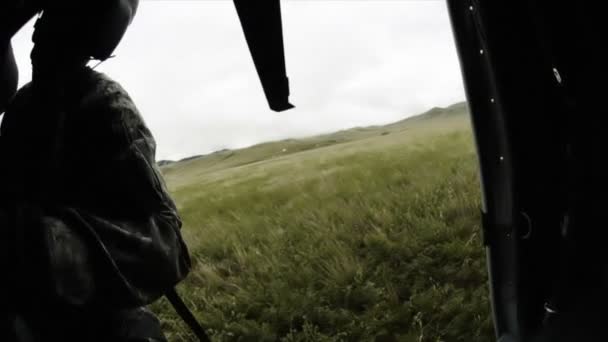 Black Hawk Hubschrauberlandung und Soldat im Einsatz — Stockvideo