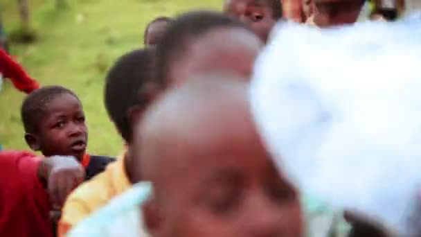 Jóvenes saltando por la cámara en un campo de fútbol en Kenia, Aftrica — Vídeos de Stock