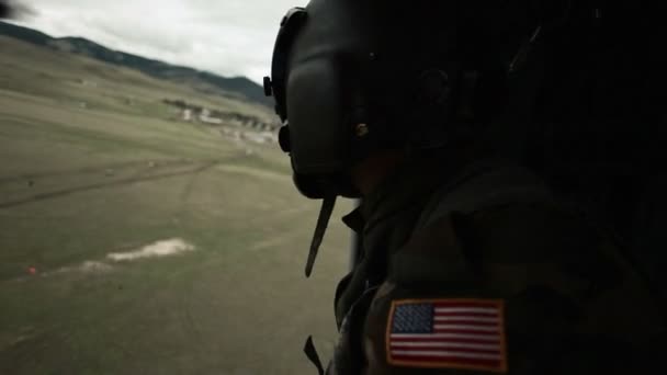 Soldado olhando para fora do helicóptero — Vídeo de Stock