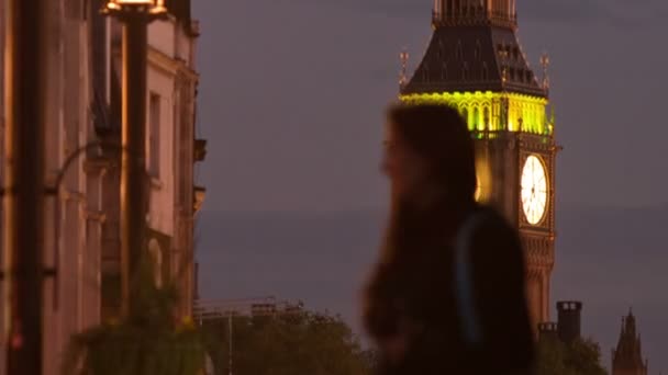 Tętniące życiem ulice w pobliżu Big Ben w Londo — Wideo stockowe