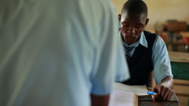 Занятия на уроке в классе в Кении, Африка . — стоковое видео