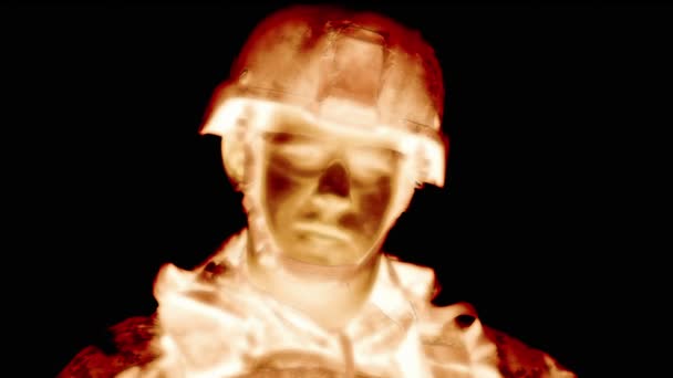 Отрицательный снимок солдата, смотрящего в камеру — стоковое видео
