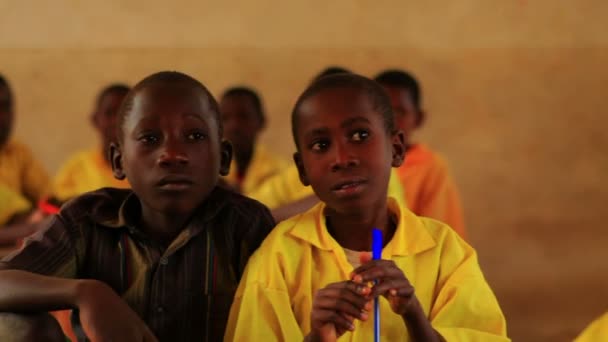 Meninos em classe no Quênia, estudando o processo — Vídeo de Stock