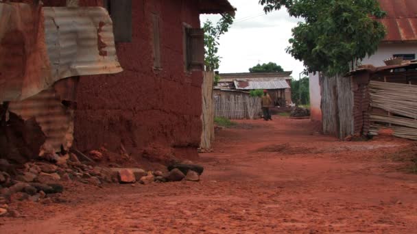 Man gå ner en gata i en afrikansk stad. — Stockvideo