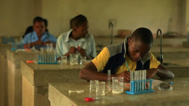 Student macht Chemie in Kenia. — Stockvideo
