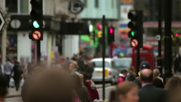 Pessoas andando em uma rua movimentada em Londres — Vídeo de Stock