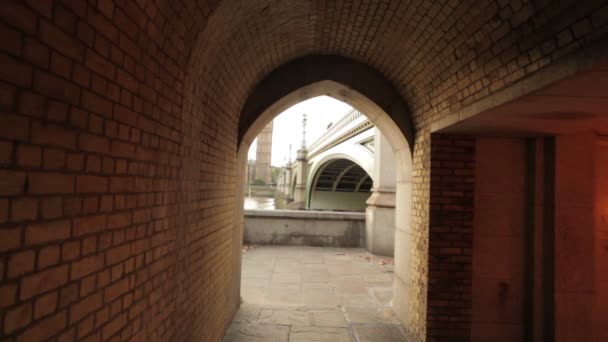 Tunel pod mostem, který ukazuje Big Ben — Stock video