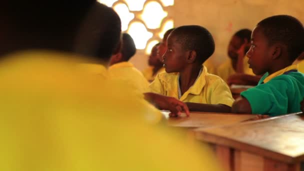 在肯尼亚，班上男生学习过程 — 图库视频影像