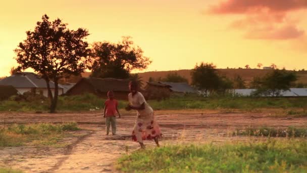 Děti při pohledu na fotoaparát v Keni při západu slunce. — Stock video