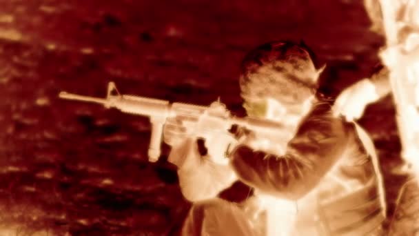 Negatieve schot van knielende soldaat schieten M4 geweer — Stockvideo