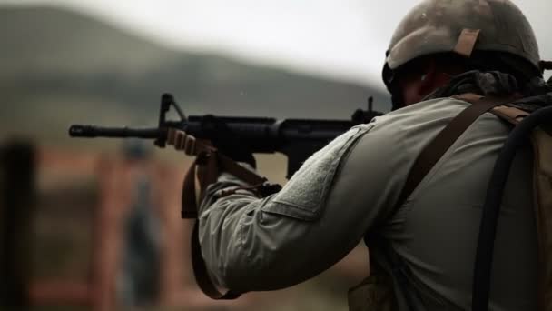 Soldier holding assault rifle — Stock Video