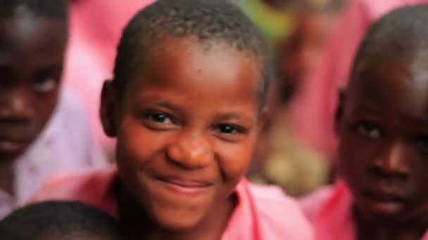 Otros niños sonriendo a la cámara en Kenia . — Vídeos de Stock