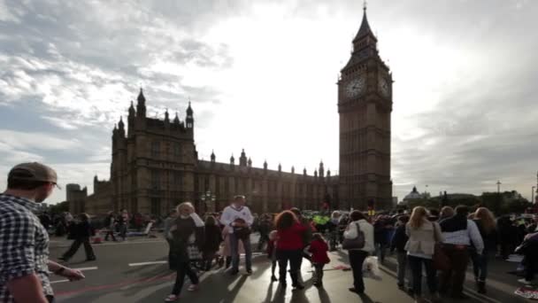 Big Ben Trafalgar meydanında vurdu — Stok video