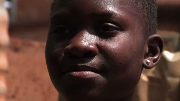 Mädchen aus Ghana starrt nach links in die Kamera — Stockvideo