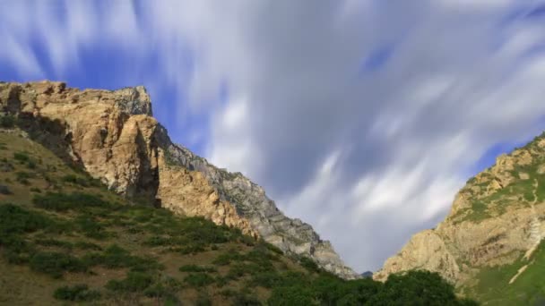 Nachmittag Bewölkung über Squaw Peak. — Stockvideo