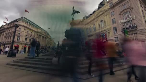 Folk går ved Eros-statuen i London – Stock-video