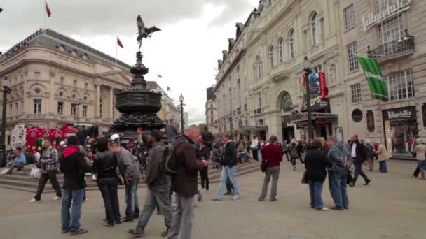 Persone che camminano per una strada trafficata a Londra — Video Stock