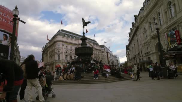 De drukke straat Piccadilly Circus — Stockvideo